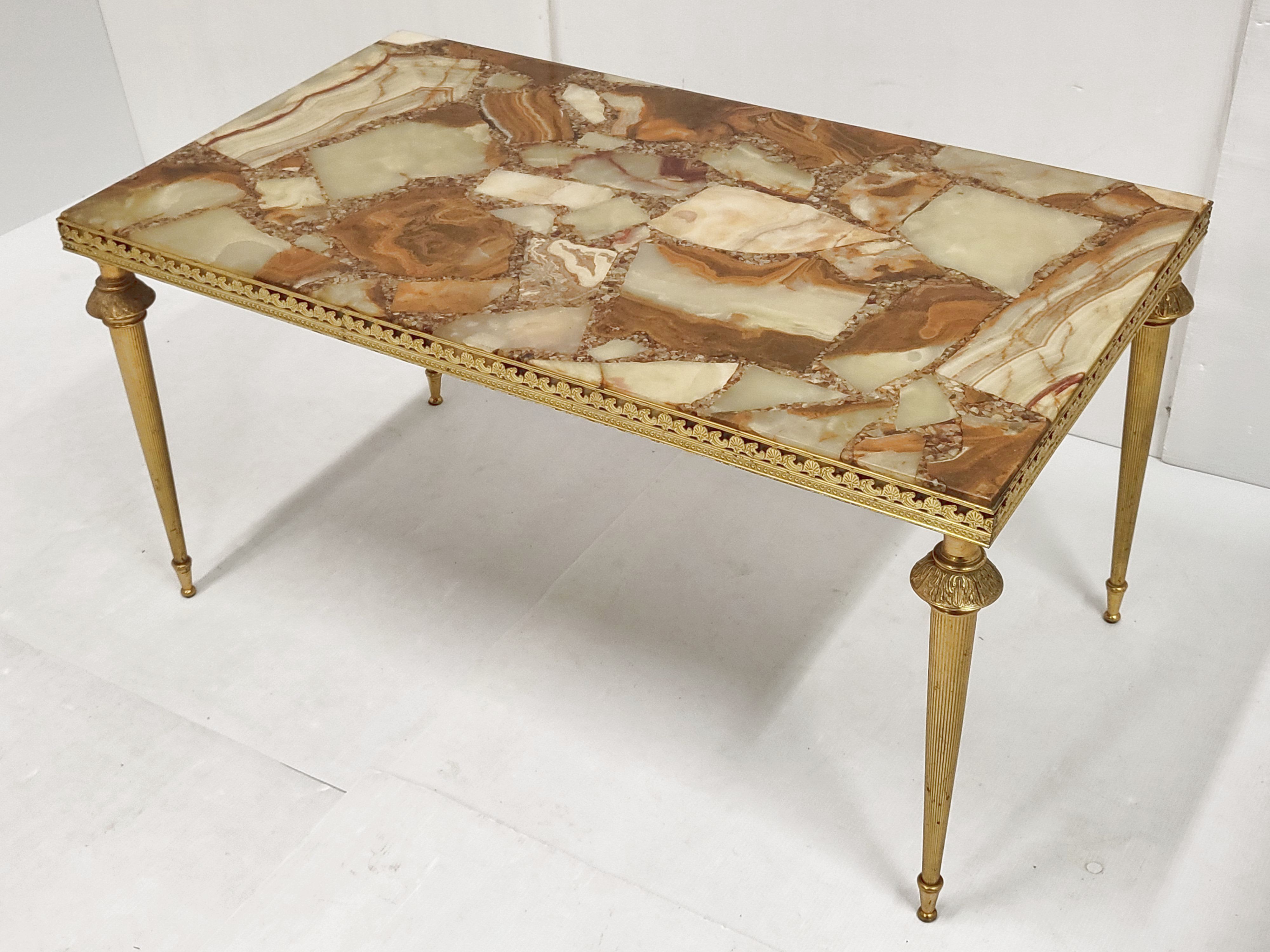Table basse néo-classique en onyx et laiton 1970