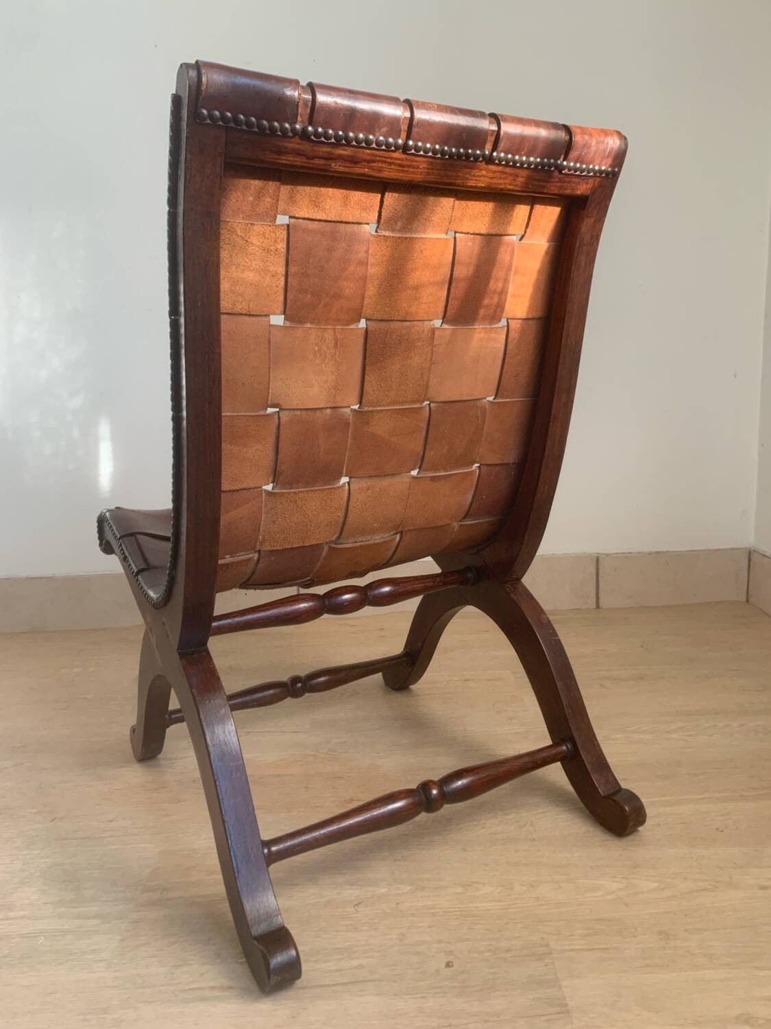 Chauffeuse en bois et cuir de Pierre Lottier
