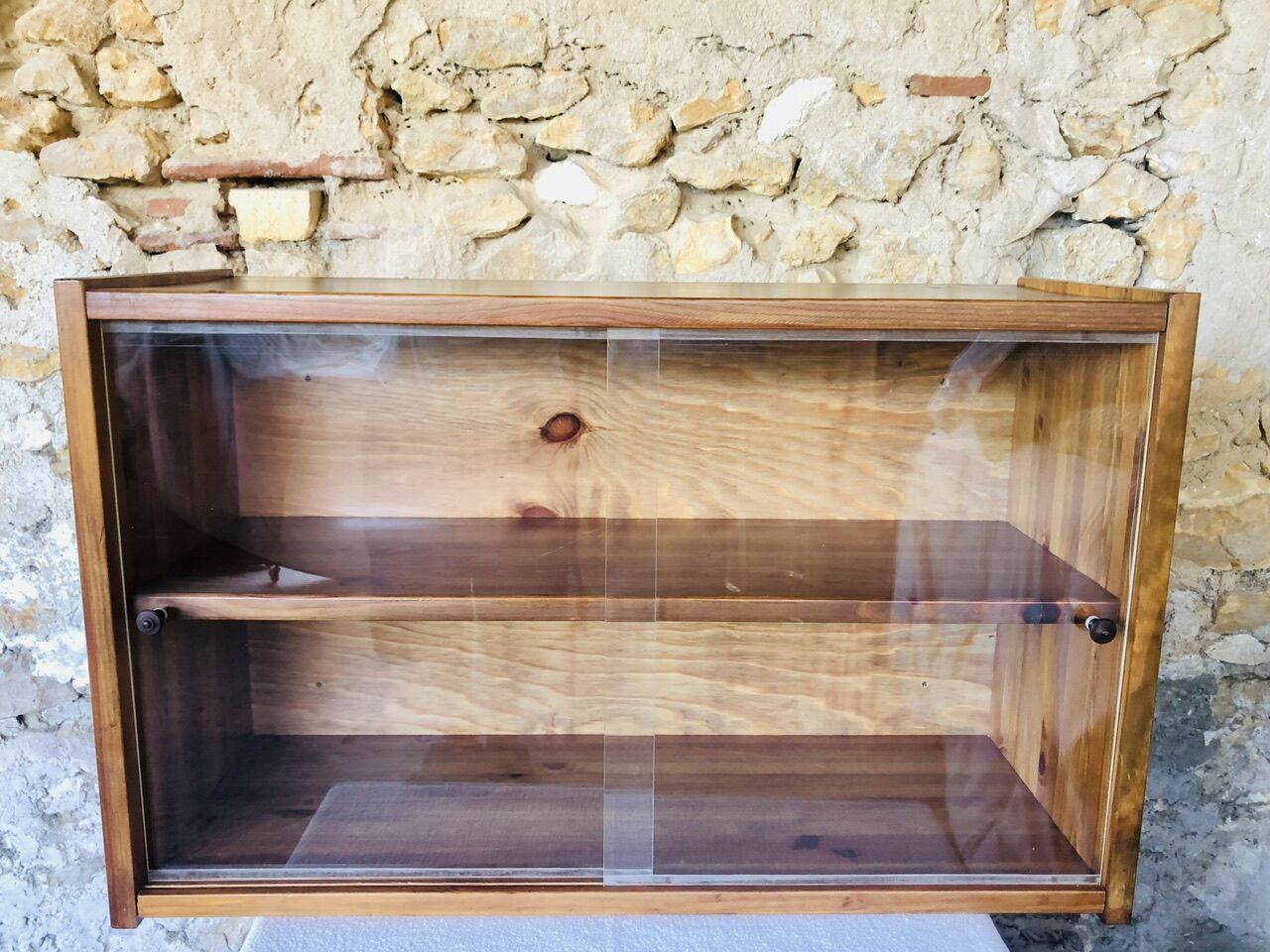 Étagère murale vintage avec portes coulissantes en plexiglass