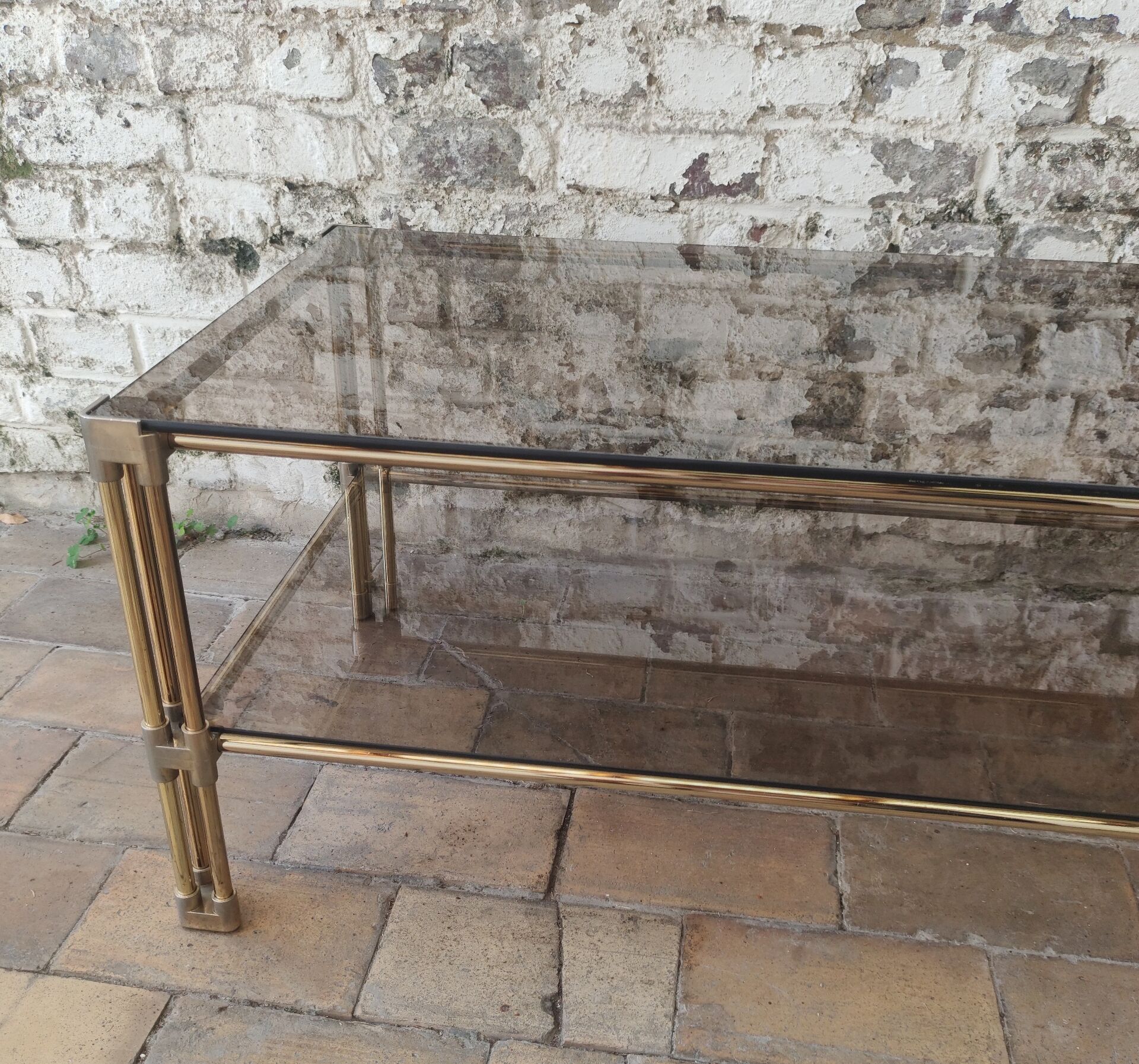 Table basse double plateau vintage en laiton et verre fumé – Années 70