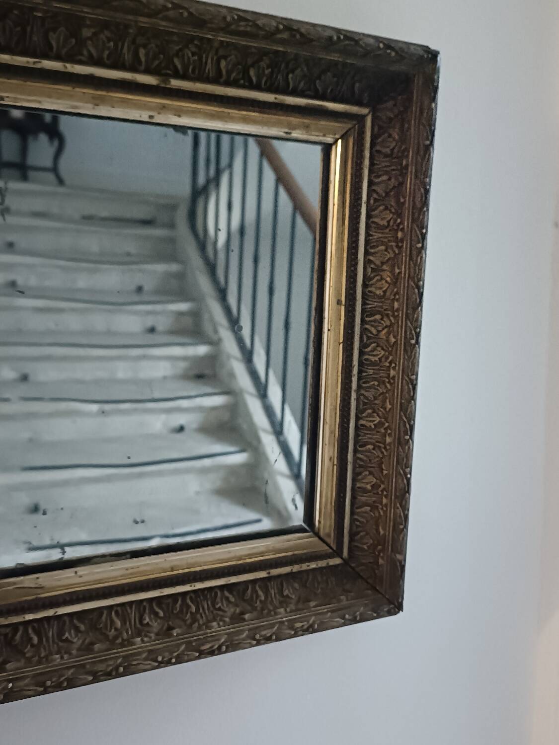 Antique mirror in wood and gilded stucco
