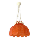 Suspension en acrylique rouge en dentelle