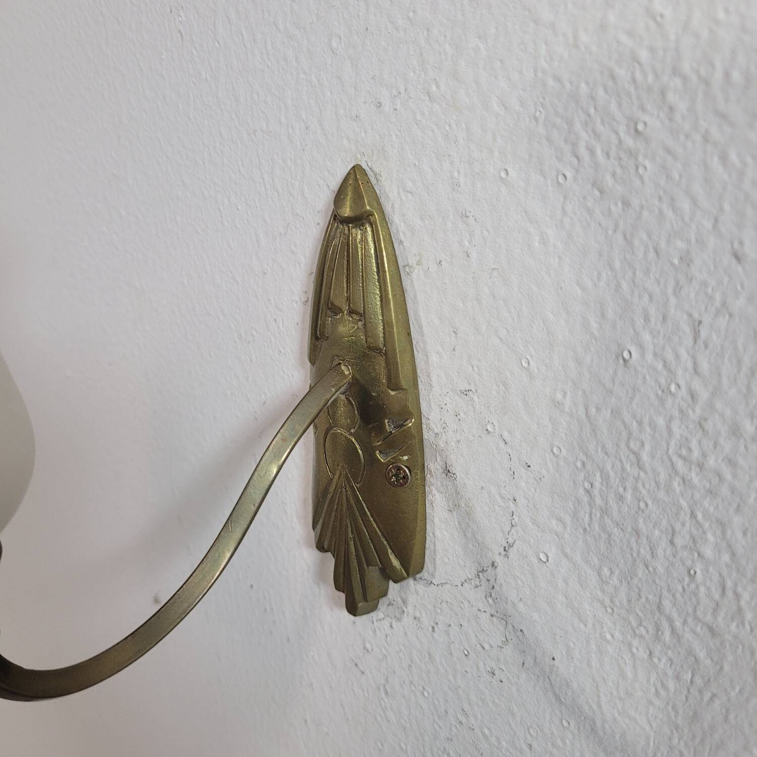 Vintage art deco wall light in opaline and brass