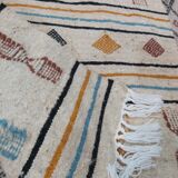 Tapis beige à motifs berbères multicolores