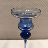 Holmegaard, suite de deux bougeoirs, modèle Cassiopeia en verre bleu saphir.