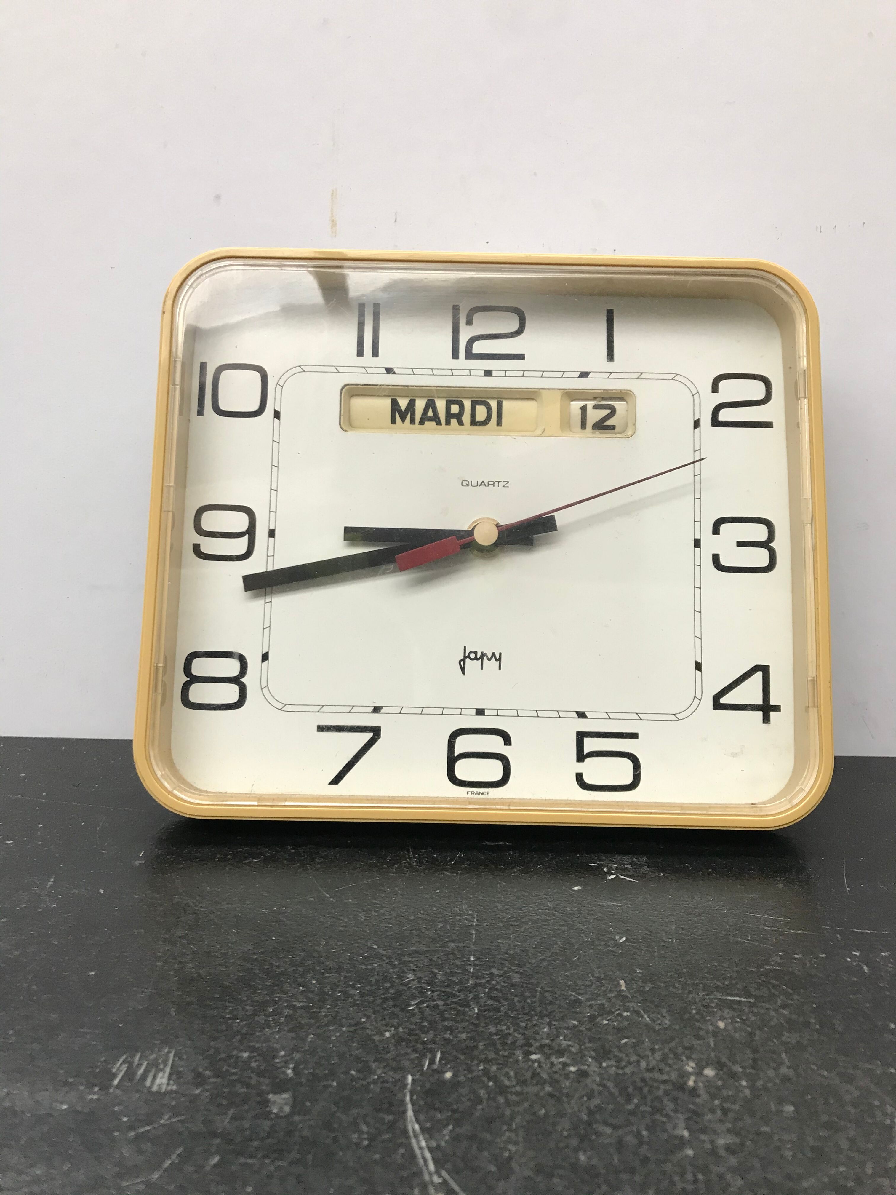 JAPPY Pendule Clock Plastic Dateur Beige Vintage White Background