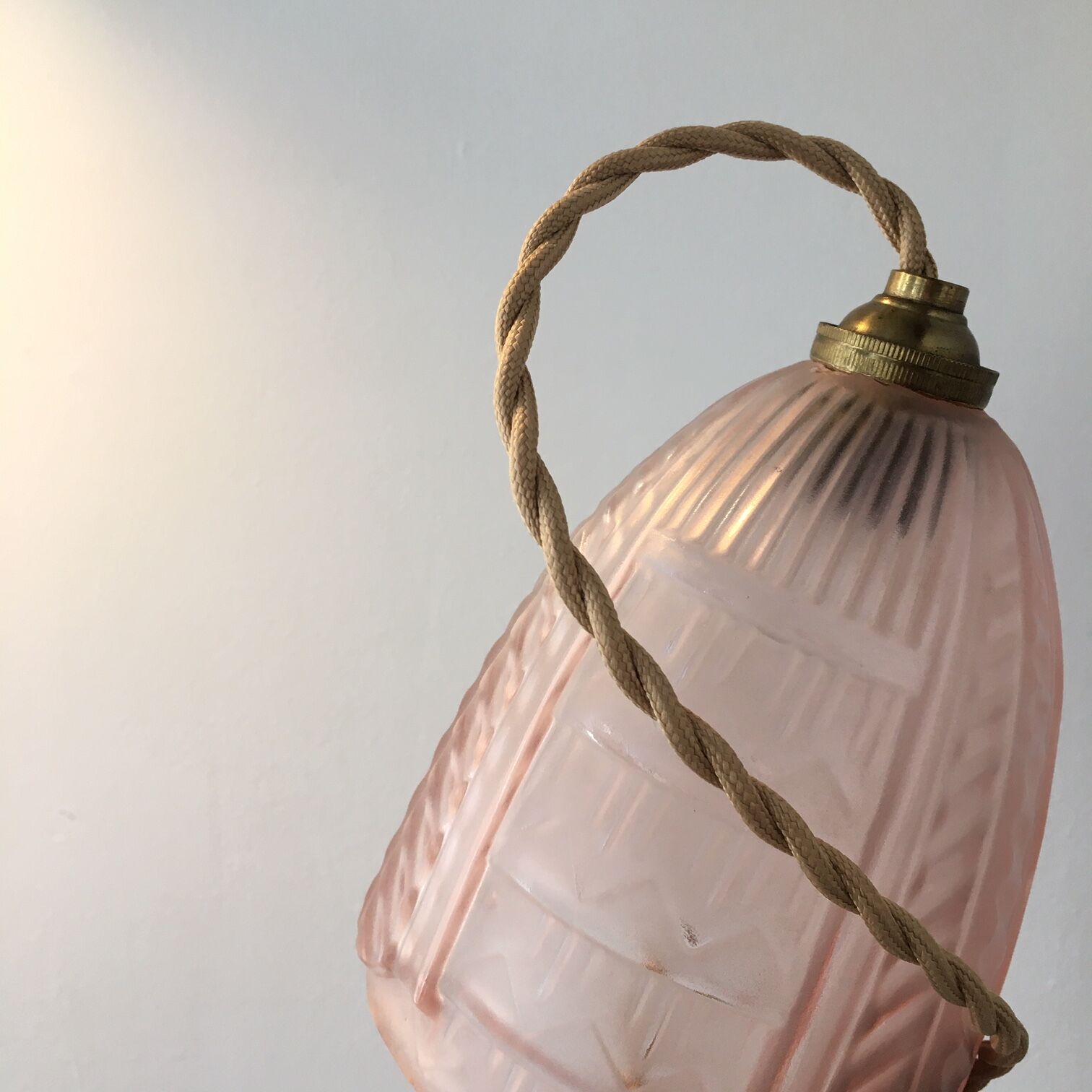 Art Deco suspension in pink moulded glass