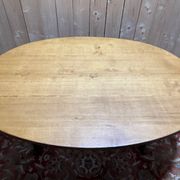 Table de salle à manger ovale de style Louis XV en chêne massif