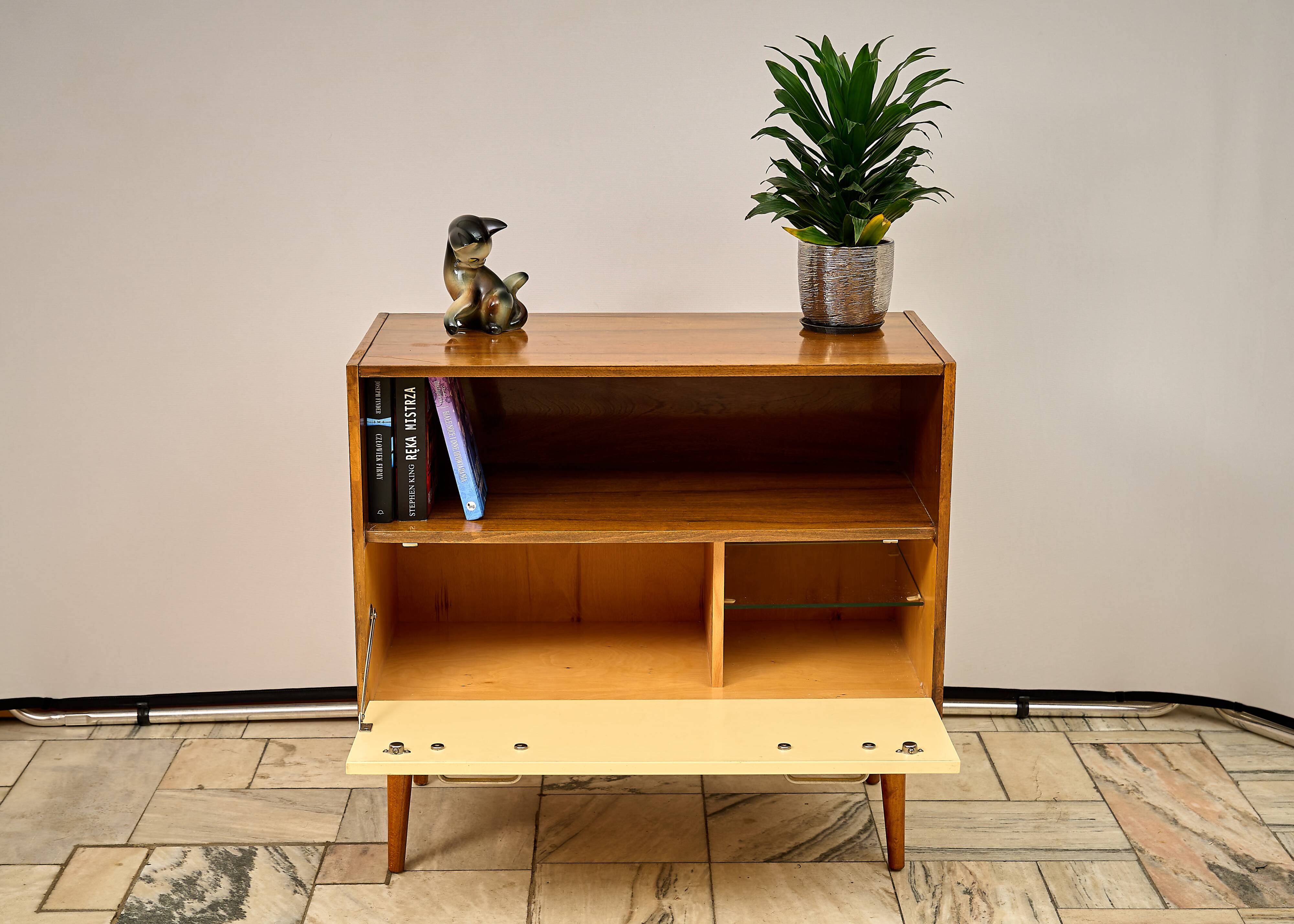 Vitrine du milieu du siècle des années 1960, Tchécoslovaquie