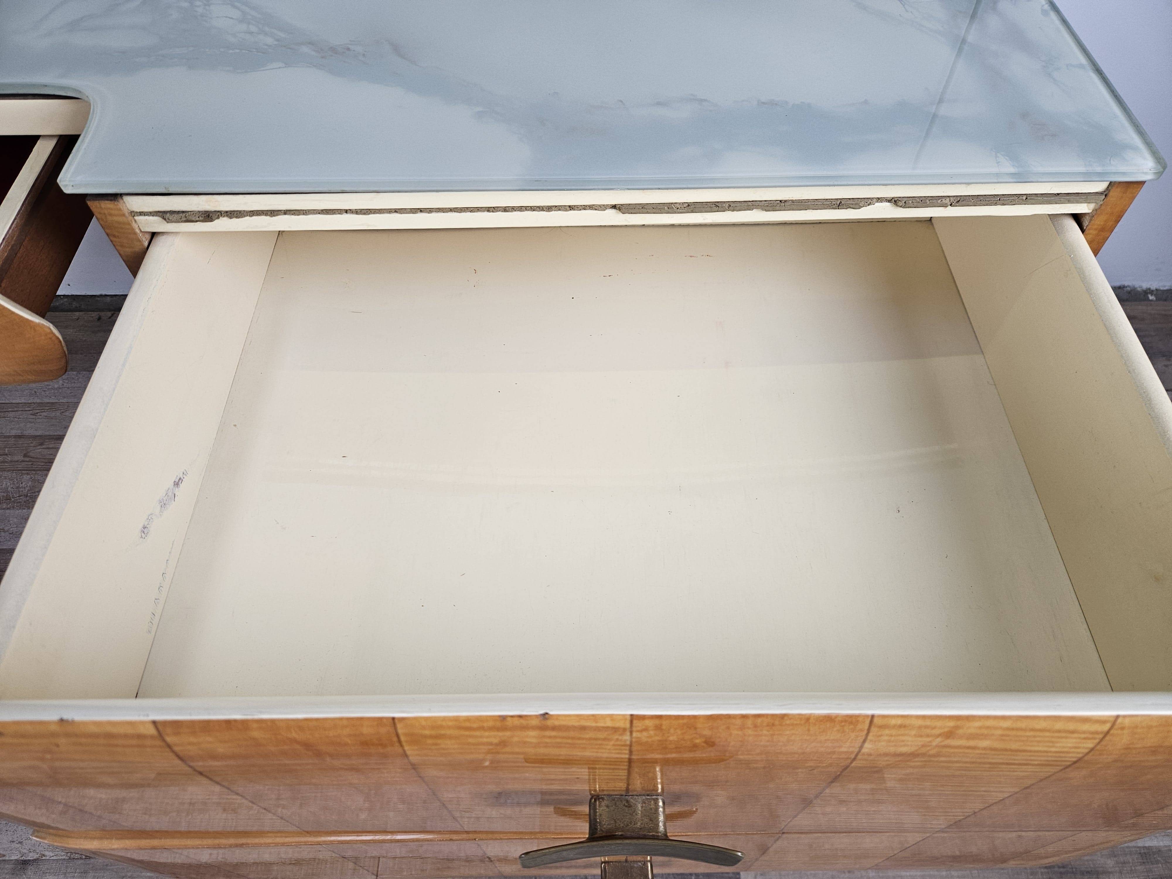 Commode en érable et verre du milieu du siècle des années 1950