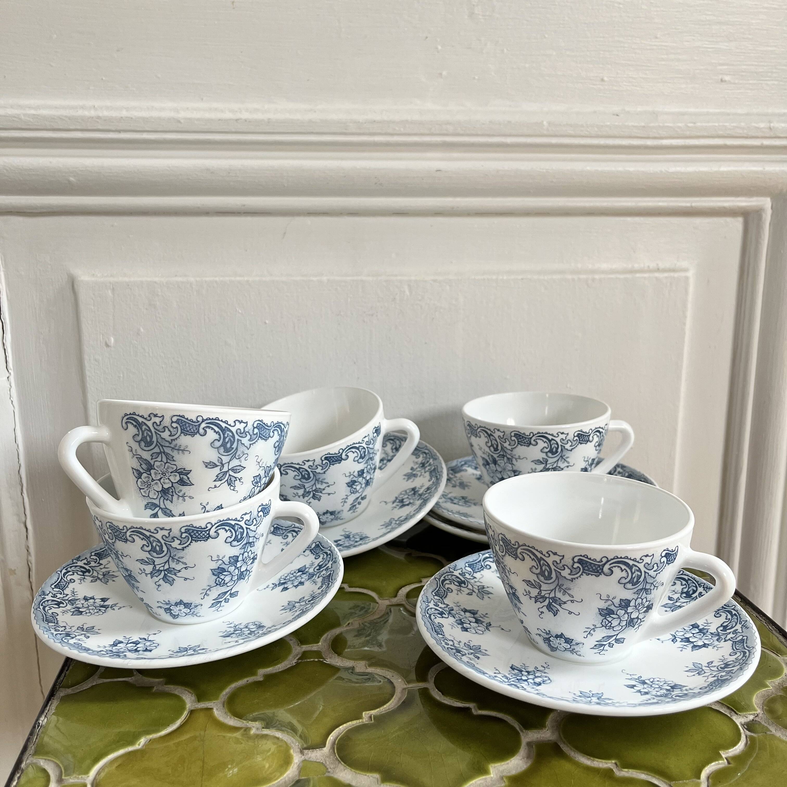 5 coffee cups with blue flower decor from the 70s