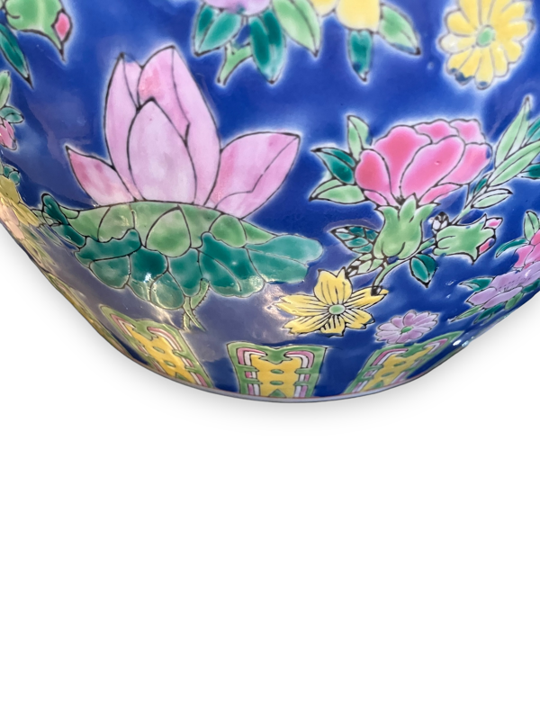 Pot à gingembre chinois en porcelaine fond bleu décor aux papillons