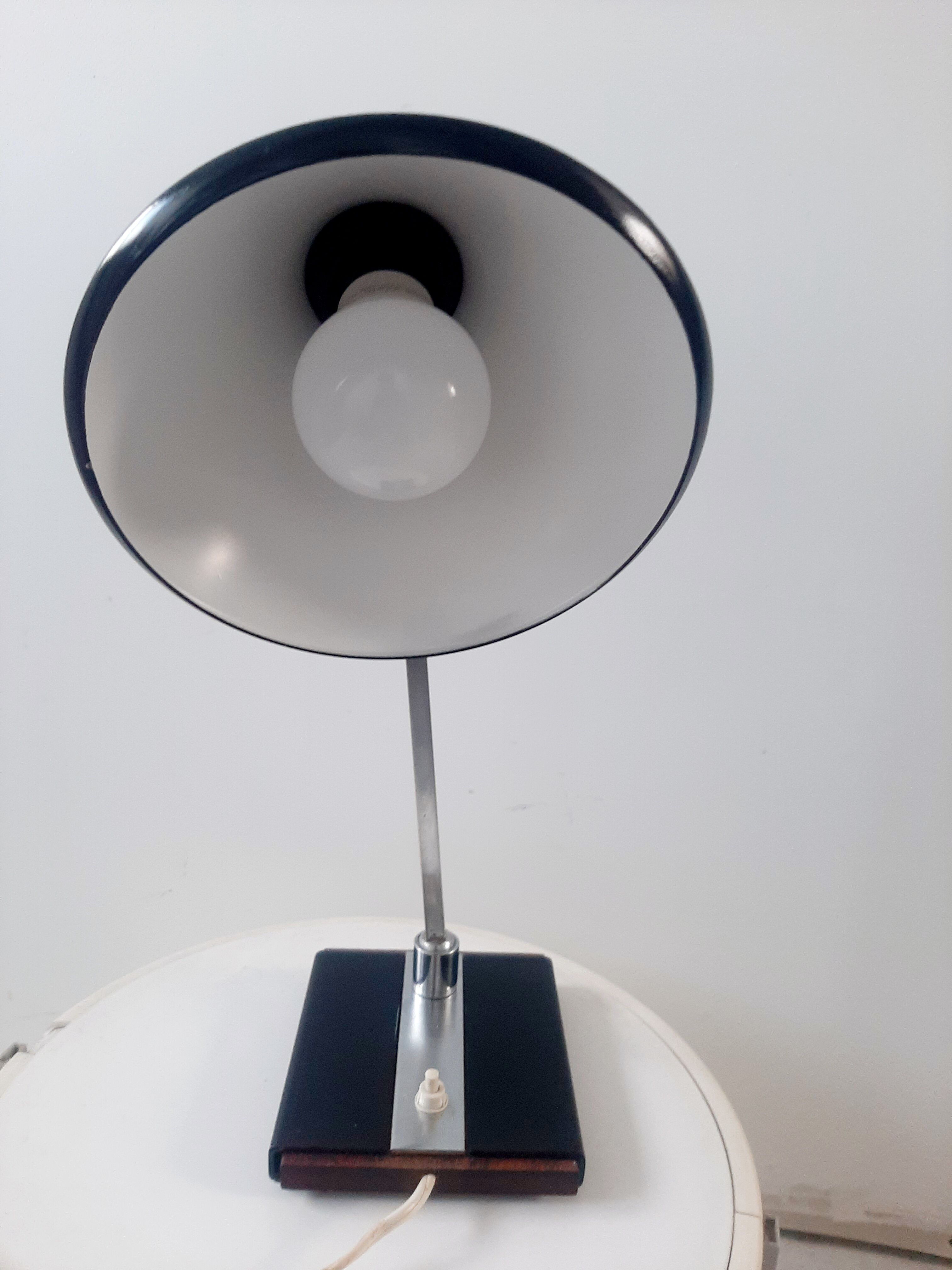 Articulated desk lamp in metal and wood