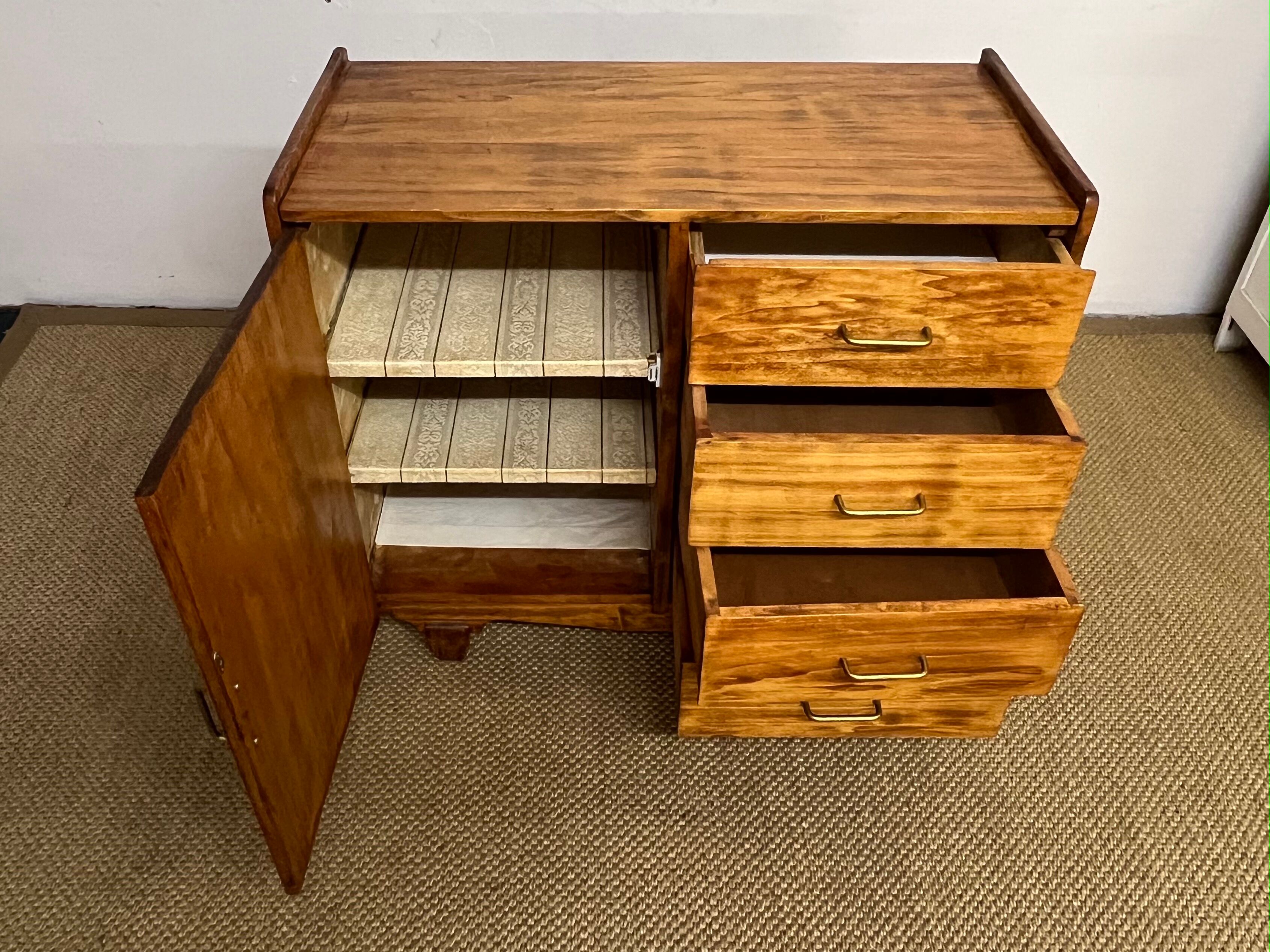 Small storage cabinet / chest of drawers