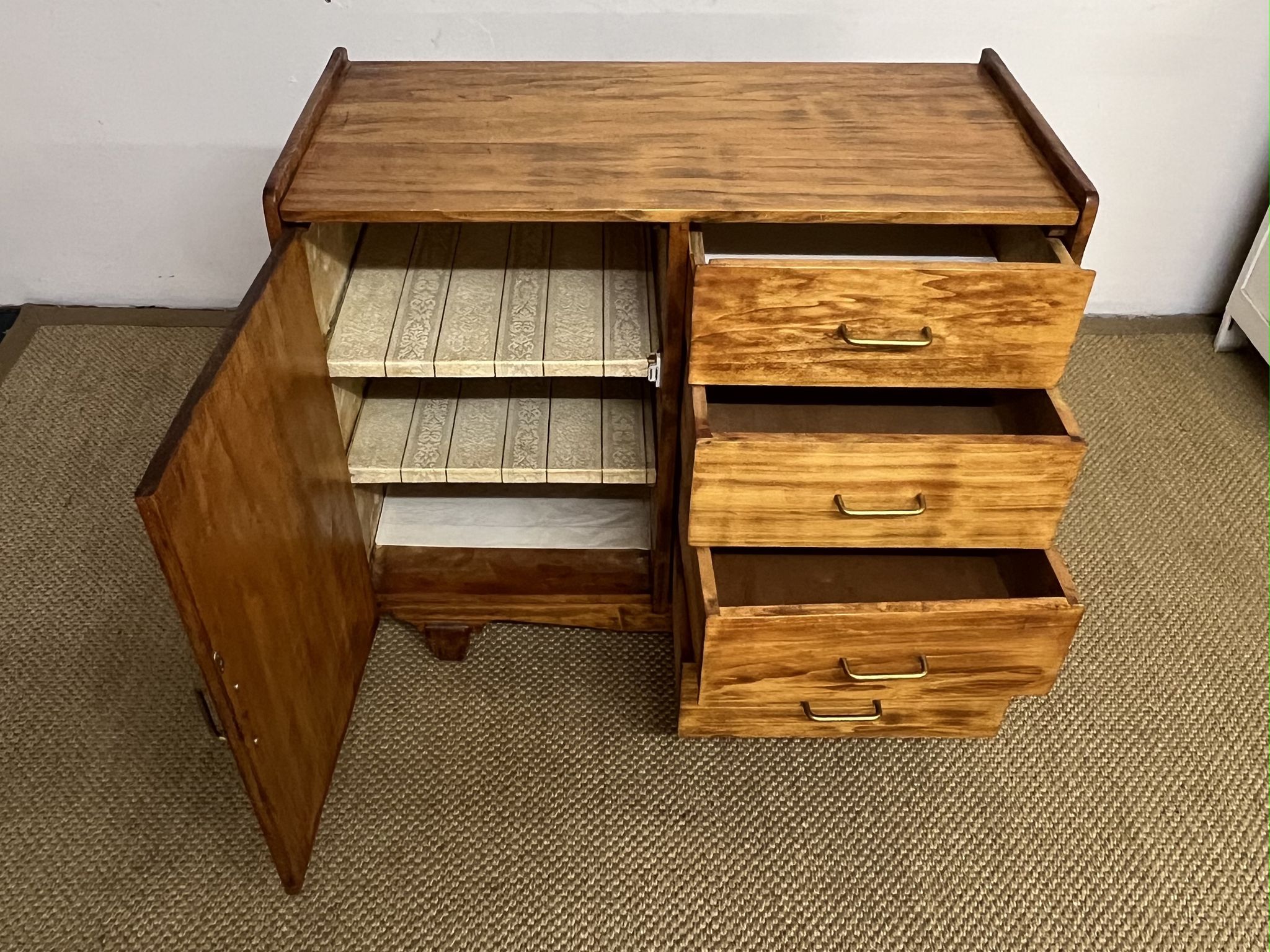 Small storage cabinet / chest of drawers