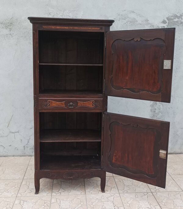 Homme debout bressan armoire