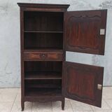 Homme debout bressan armoire