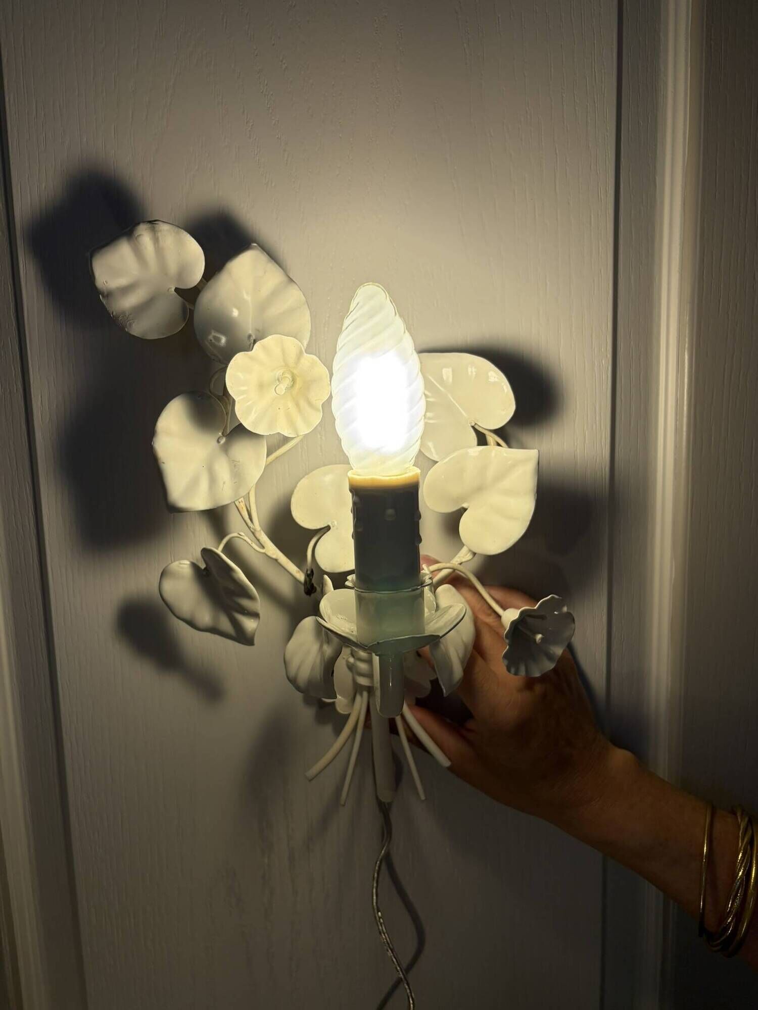 Pair of vintage floral wall sconces in white metal – Florentine style