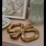 Flat brass knot underside