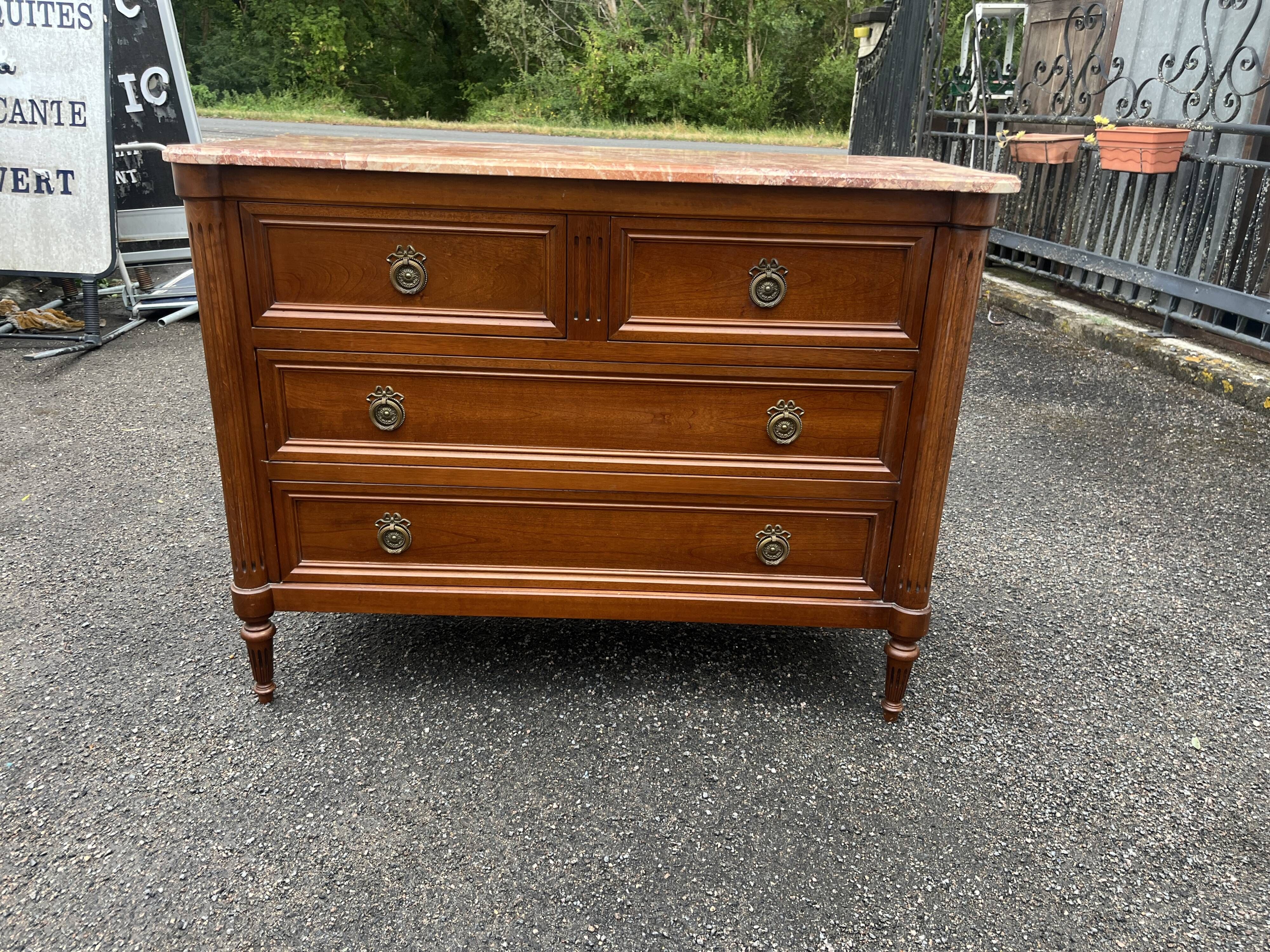 Commode de style Louis XVI en bois naturel, à quatre tiroirs, dessus de mar