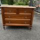 Commode de style Louis XVI en bois naturel, à quatre tiroirs, dessus de mar