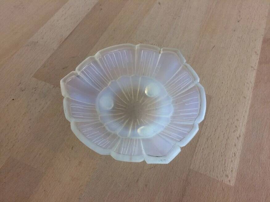 Opalescent glass Art Deco vide poche by Vallon