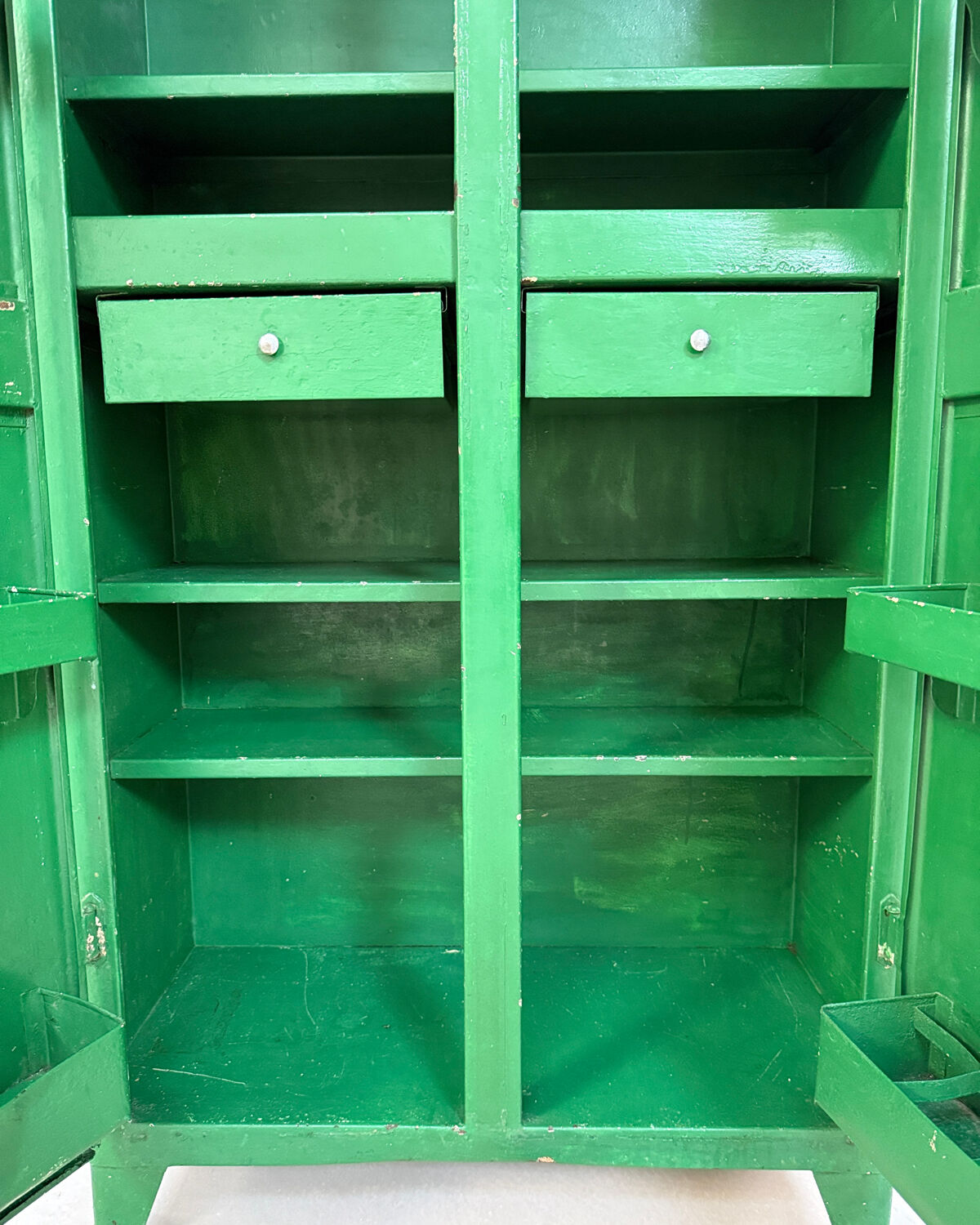 Armoire vintage en métal vert