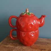 Théière et tasse en forme de fraise