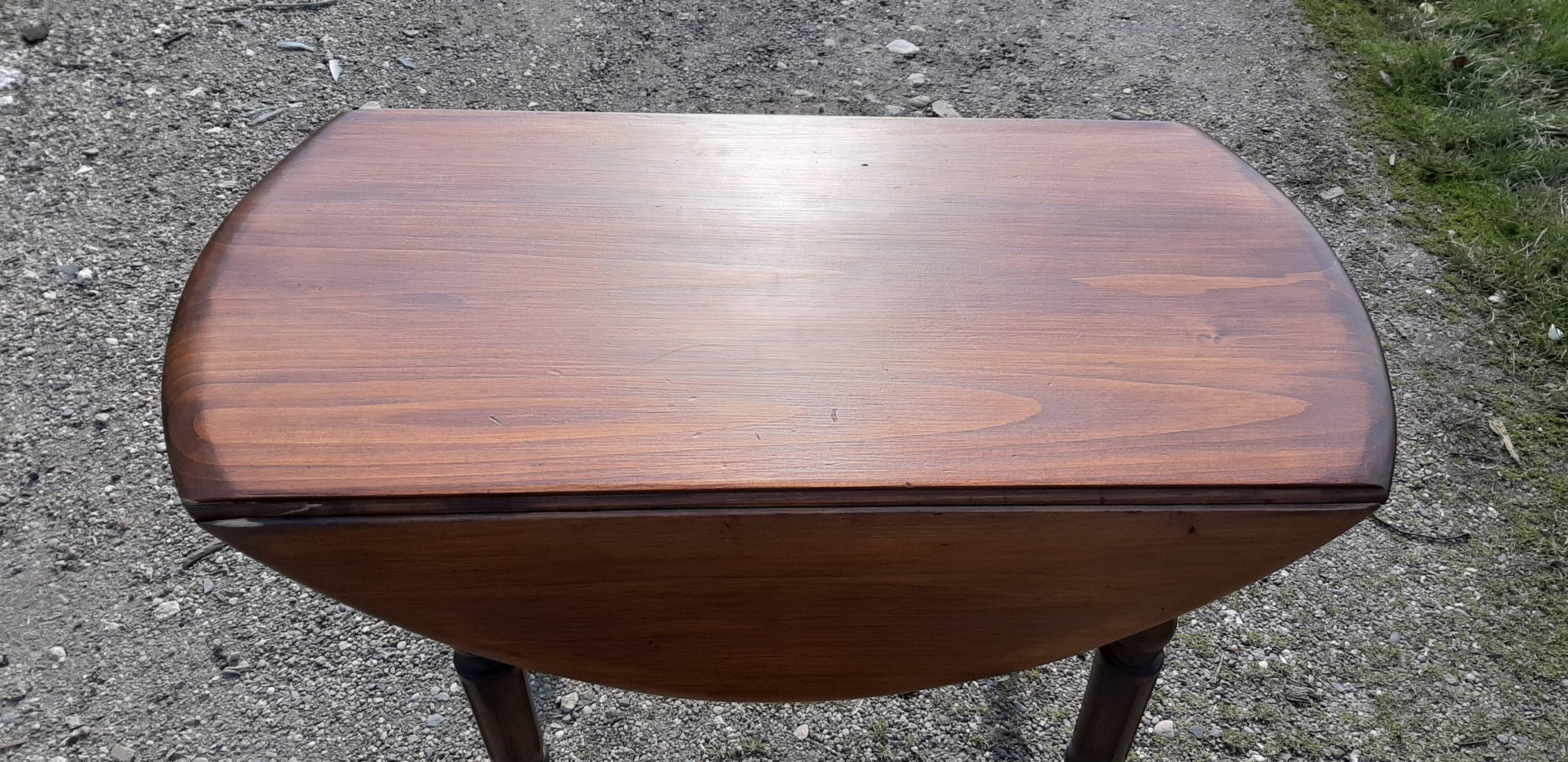 Round table in pine , with flaps