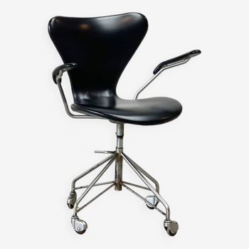 Chaise de bureau début 3217 par Arne Jacobsen