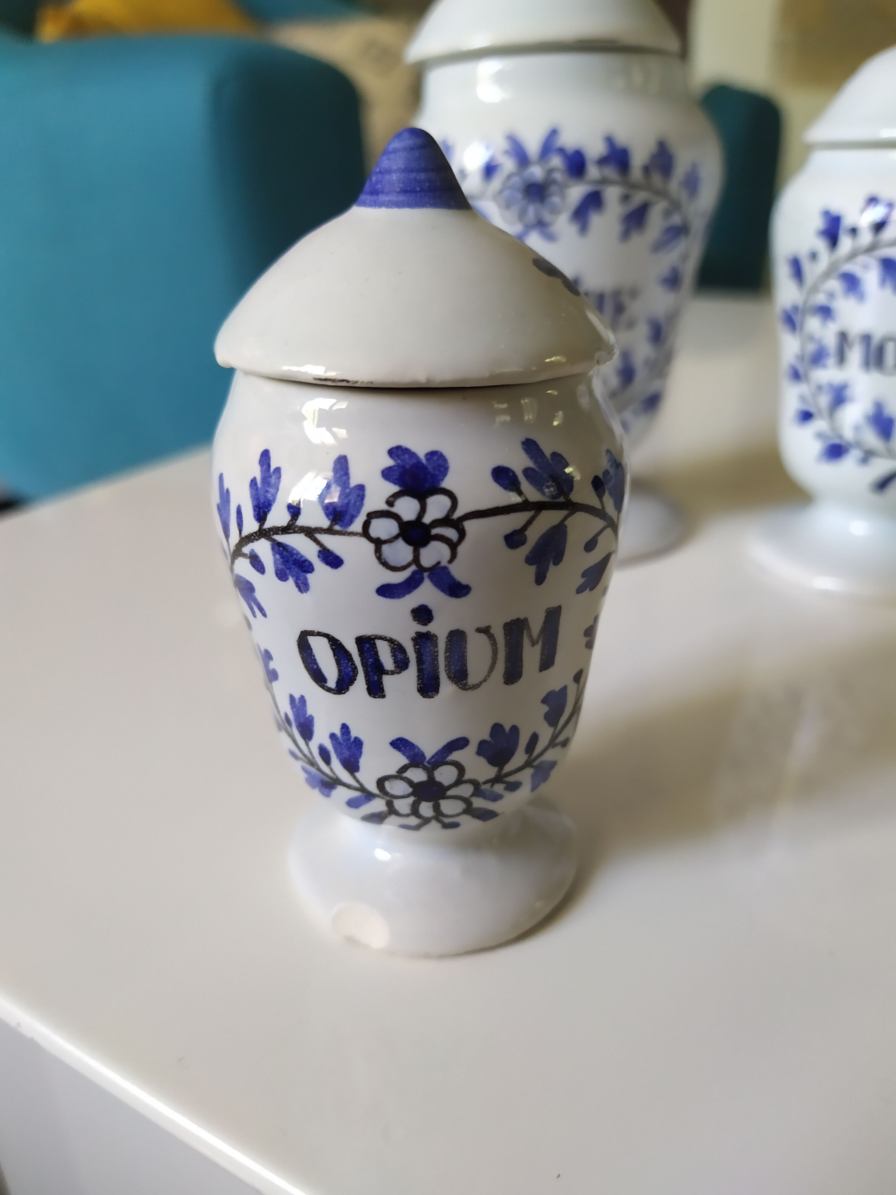 Batch of Delft aphoticaria pots