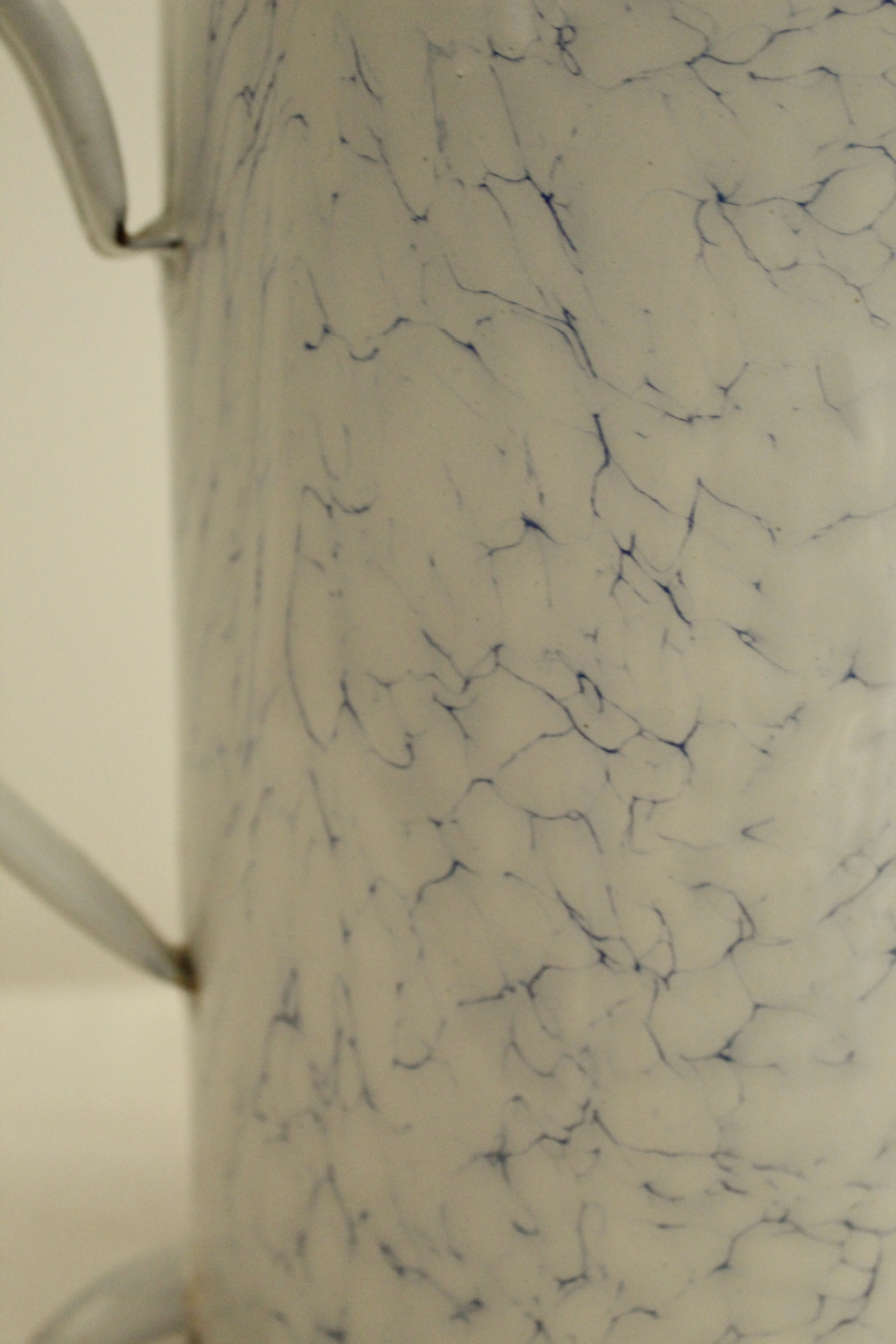 Fontaine en métal émaillé - blanc et bleu