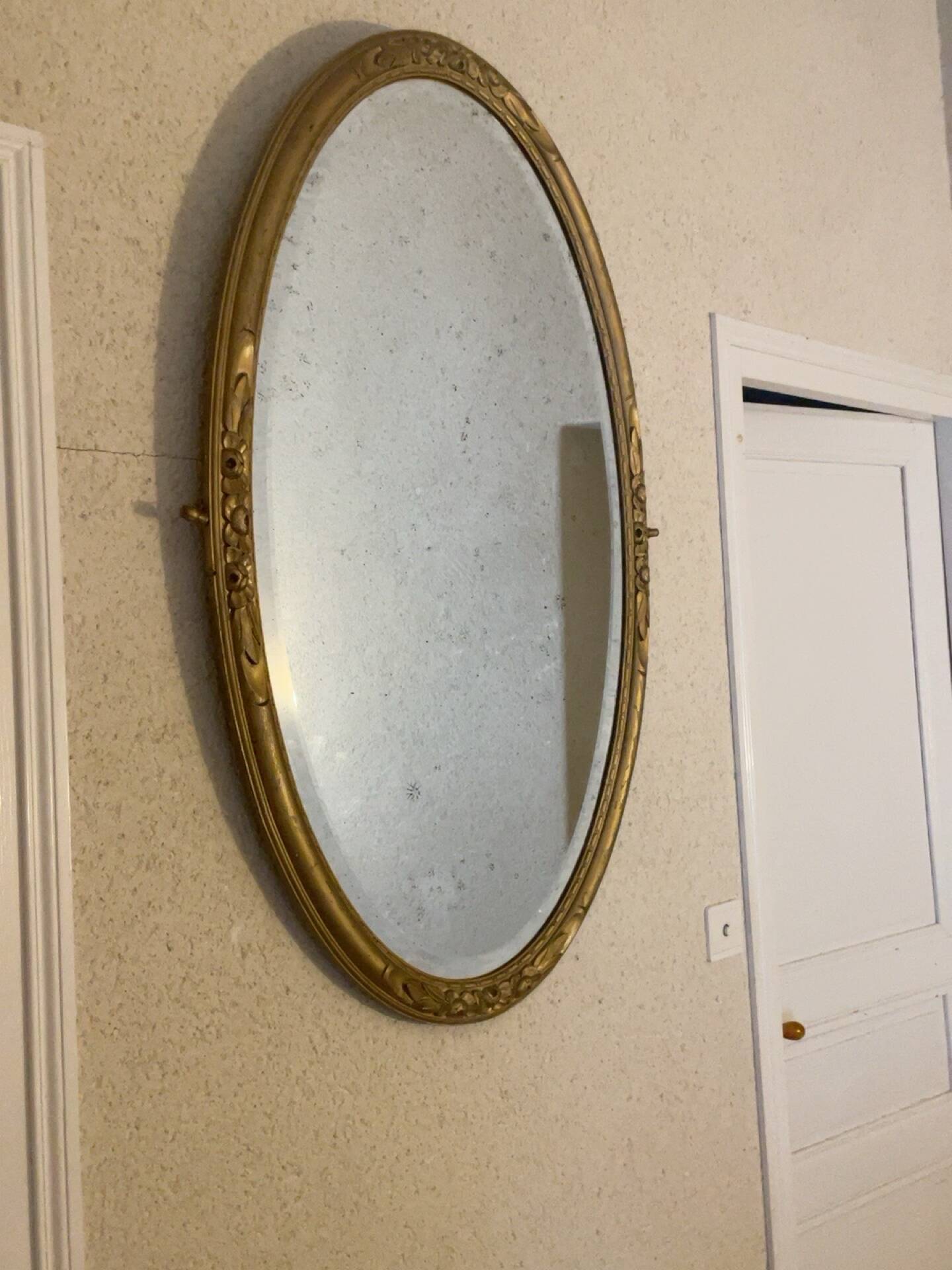 Antique oval gold mirror with floral decoration – 105 × 70 cm Elegant mirror