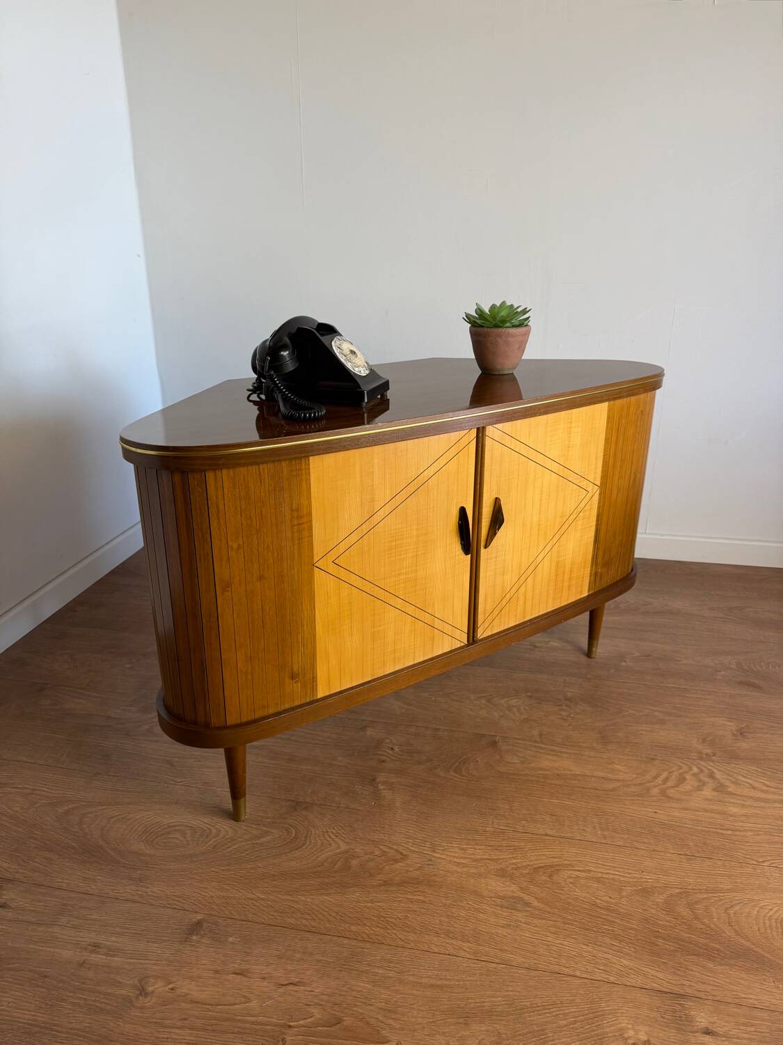 Meuble bar vintage à plateau tournant – l’esprit cocktail des années 50