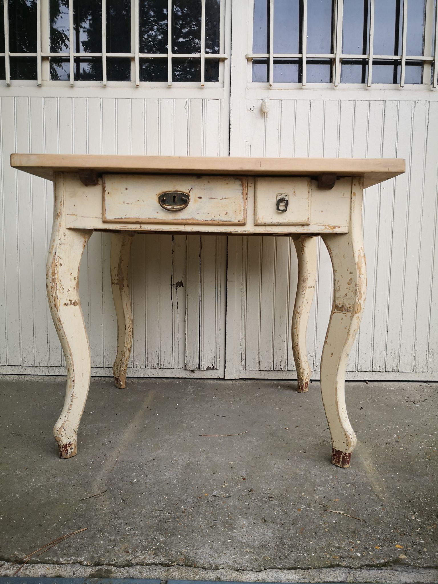 Table de cuisine vintage en bois, pieds courbés