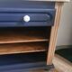 Buffet ouvert bleu de Sèvres et bois