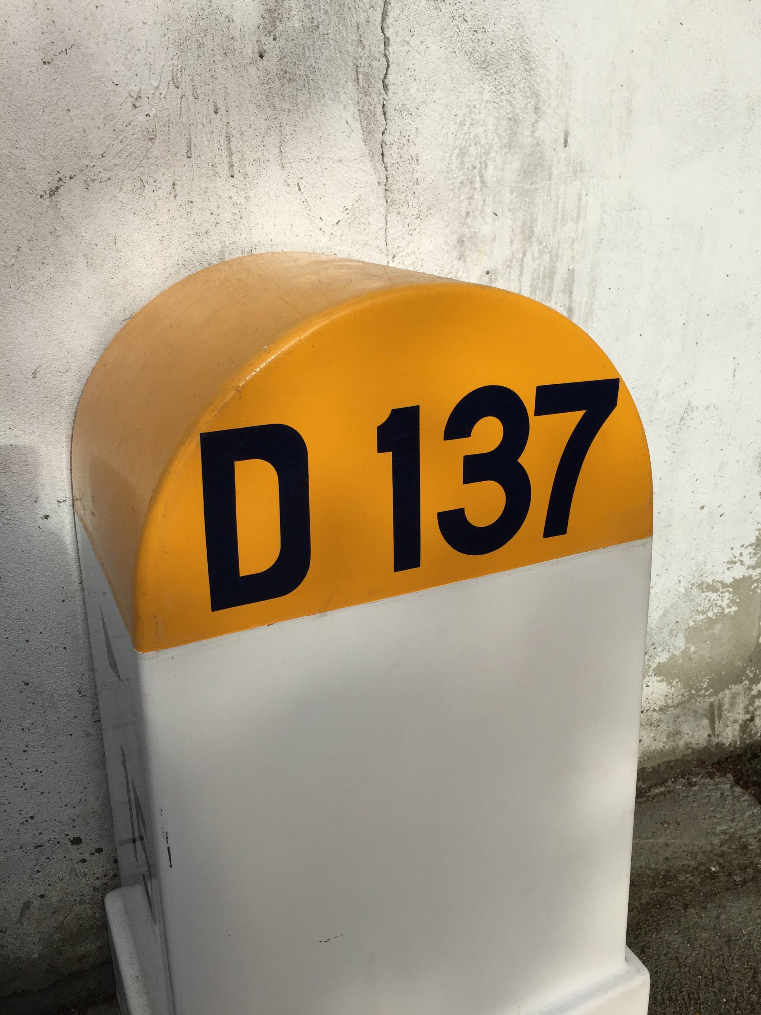 Departmental kilometer marker