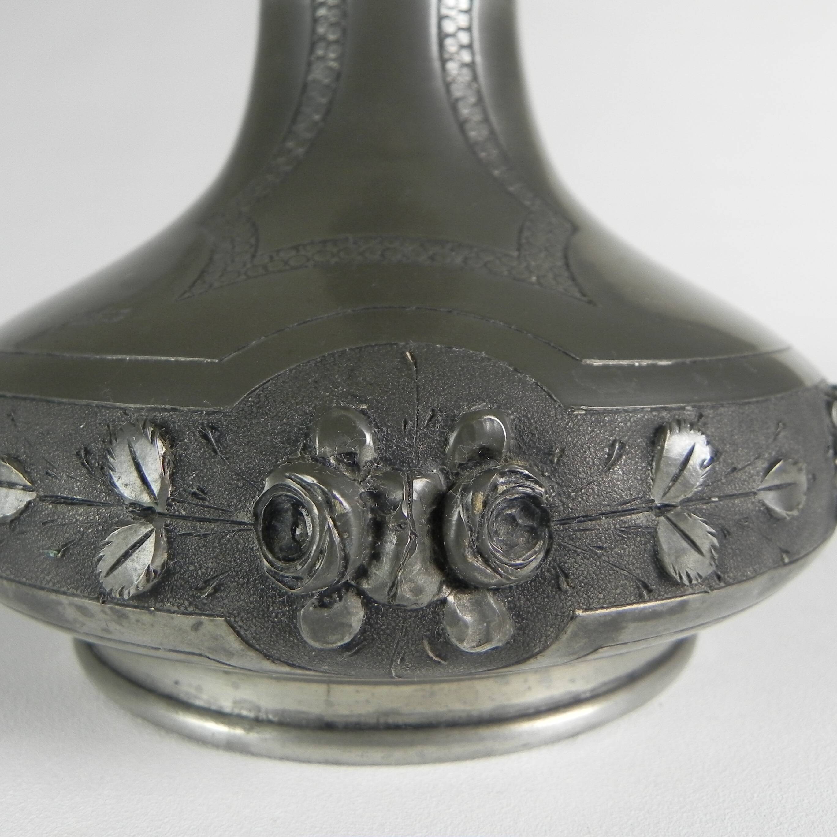Art Nouveau vase in pewter signed Pechez, early 20th century.
