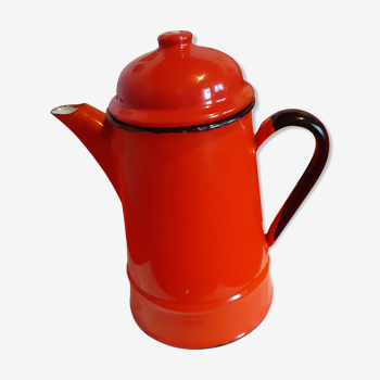 Teapot in red enamelled tole