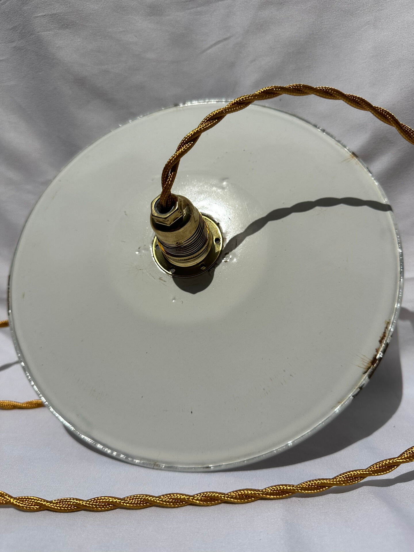 Suspension vintage blanche en tôle émaillée style indus ferme