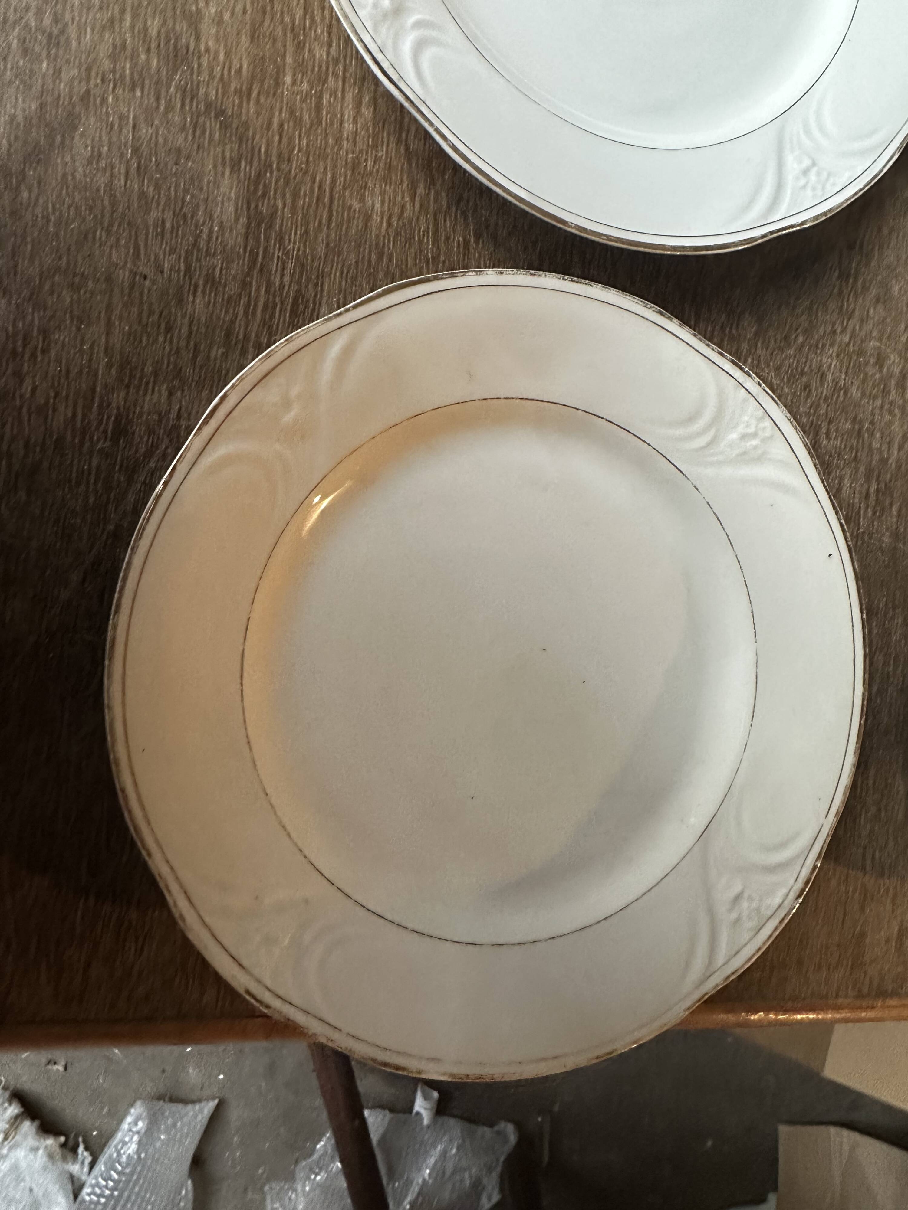 6 porcelain plates Art Nouveau period White and gold border - Diameter 23 cm