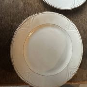 6 porcelain plates Art Nouveau period White and gold border - Diameter 23 cm
