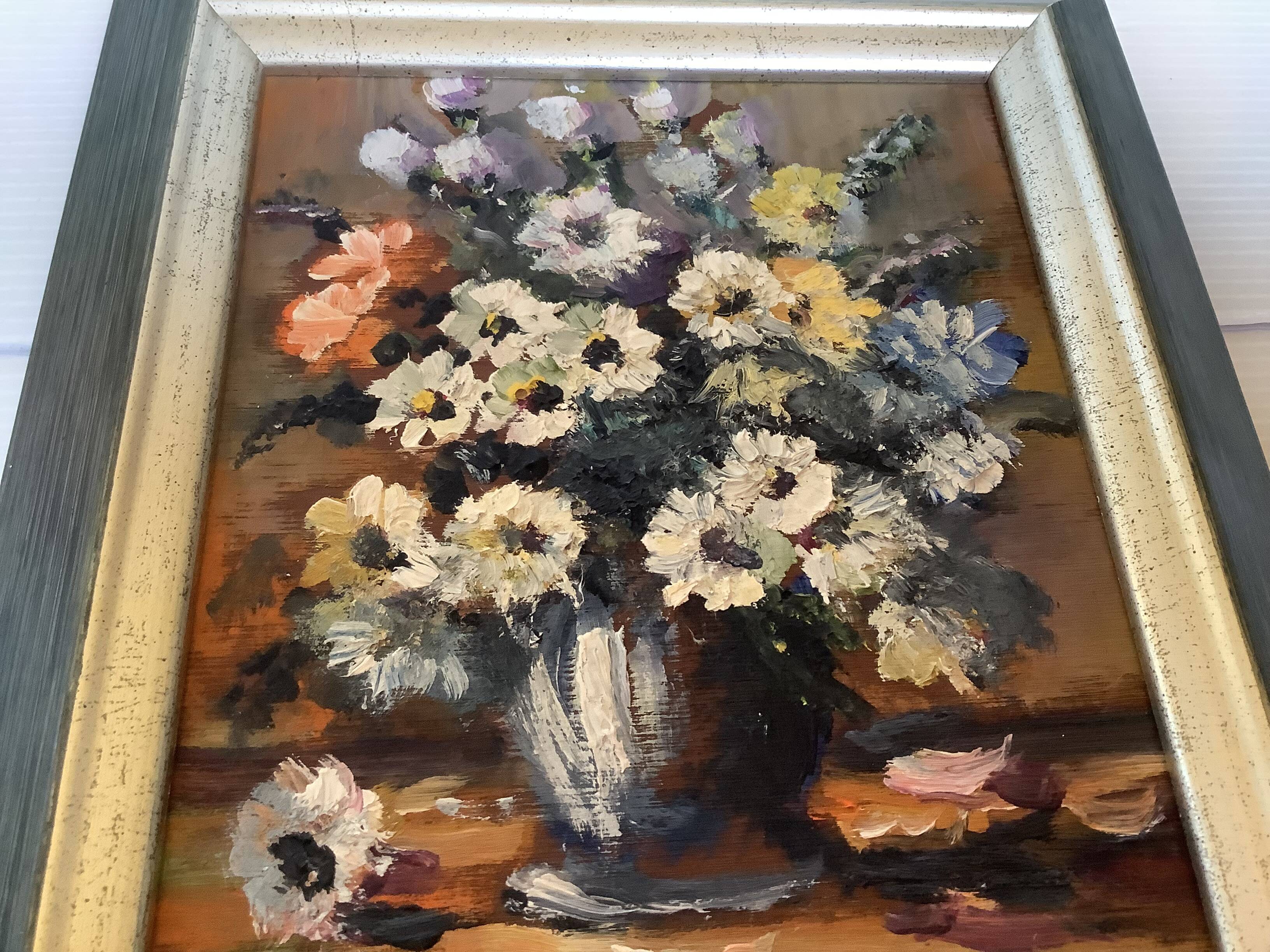 Small painting of a bouquet of flowers, oil on canvas.