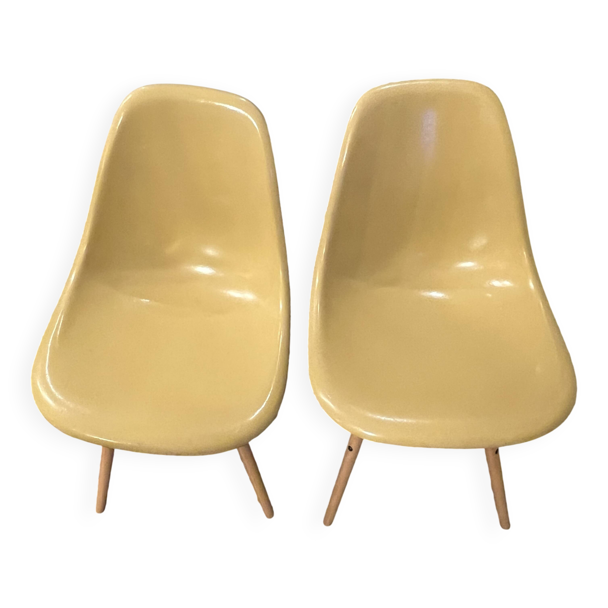 Lot of 2 DSW chairs in yellow fibre with oak dowel, light oak, Eames, Herman Miller.