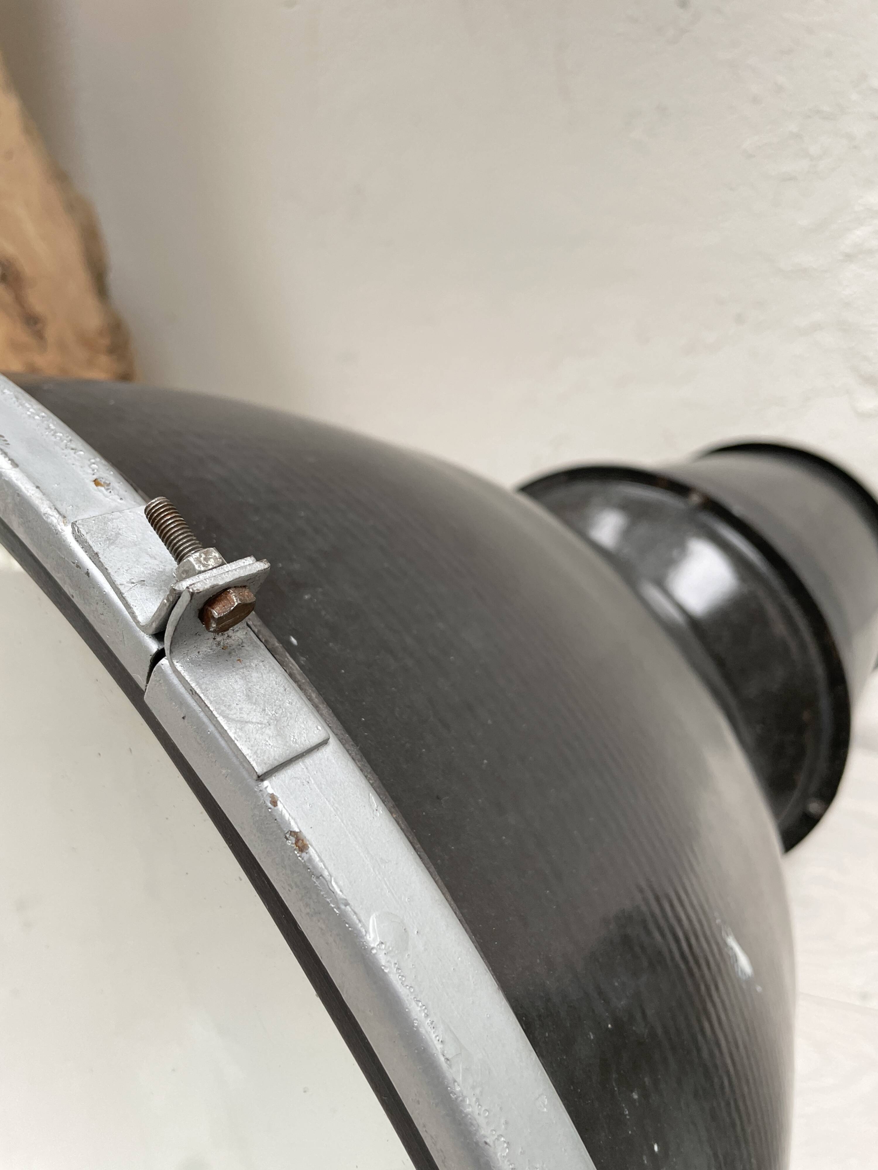 Suite de trois lampes industrielles.