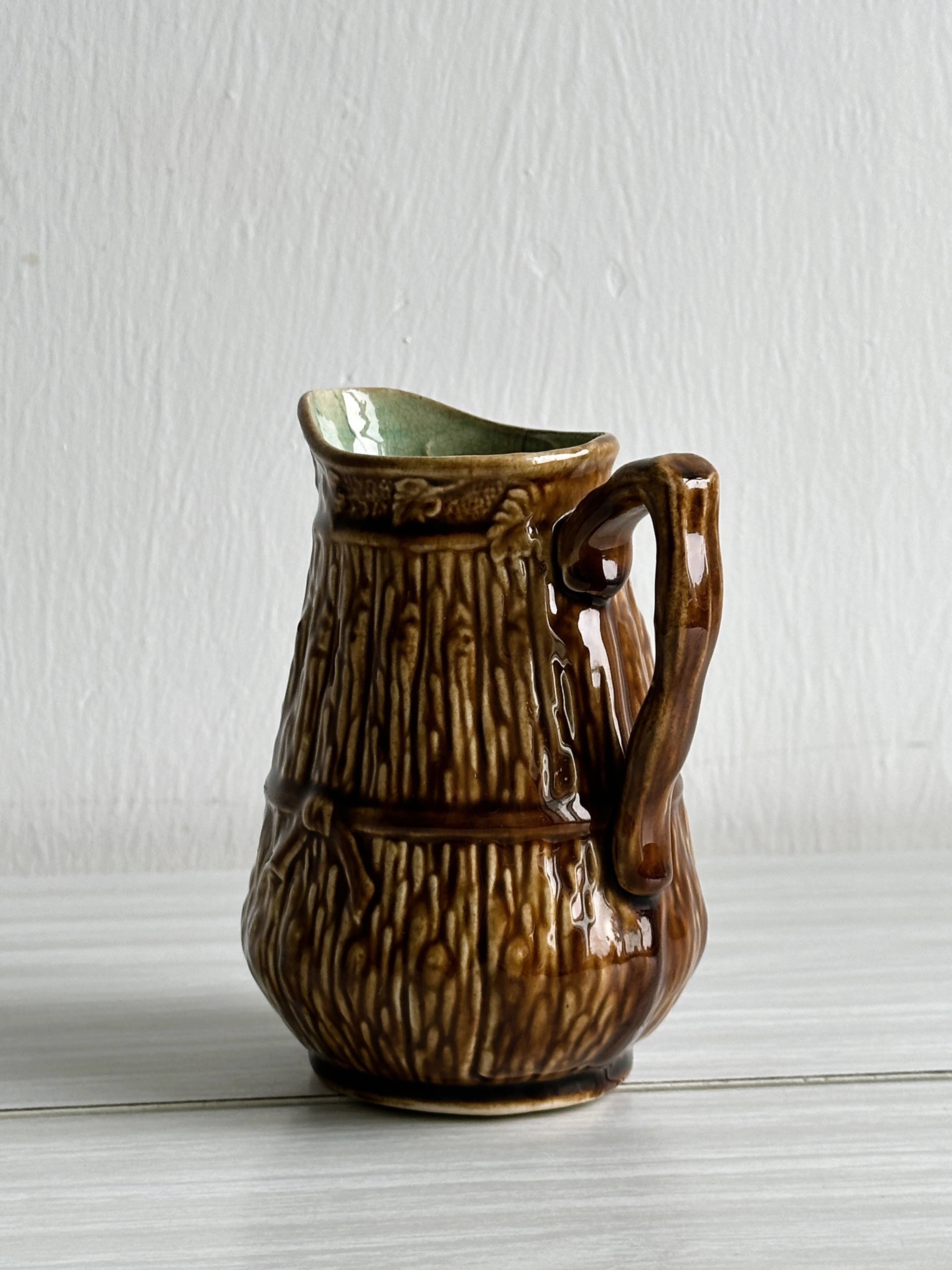 Pot à lait en céramique marron.