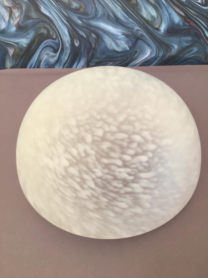 Round ceiling lamp in white clichy glass