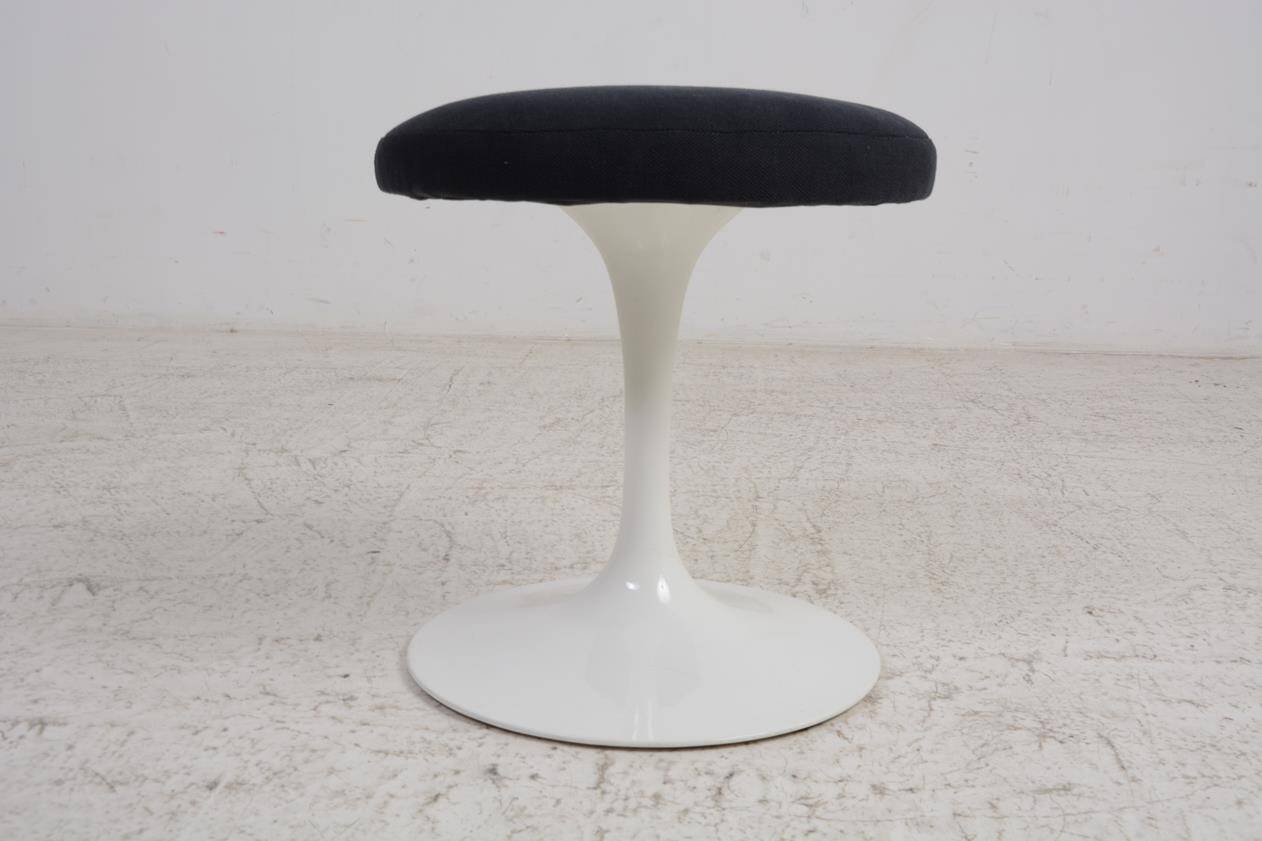 Tabouret de Eero Saarinen pour Knoll.  Datant des années 80.