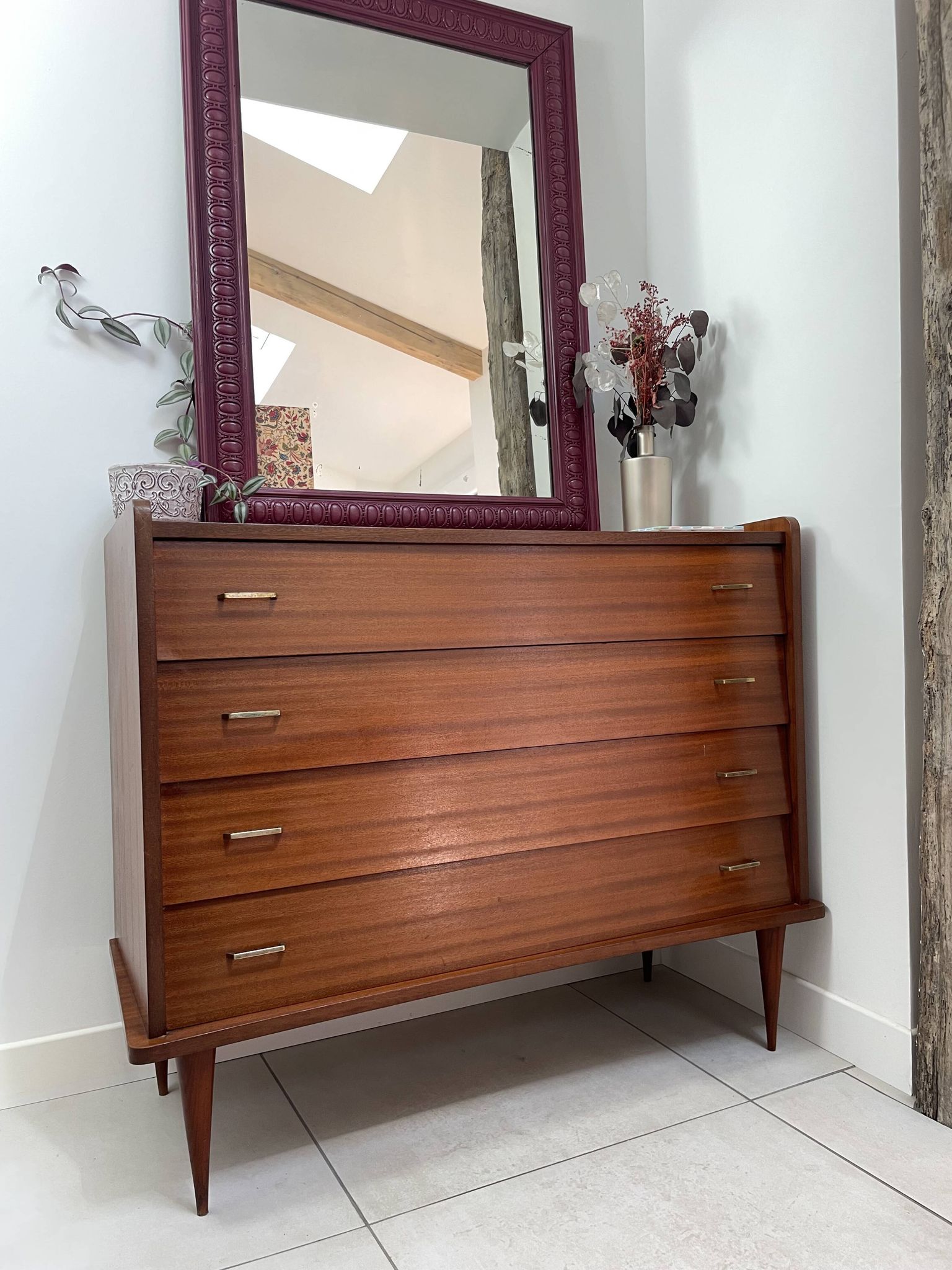 Vintage chest of drawers with 4 drawers and tapered legs by Simmob (1960s/1970s)