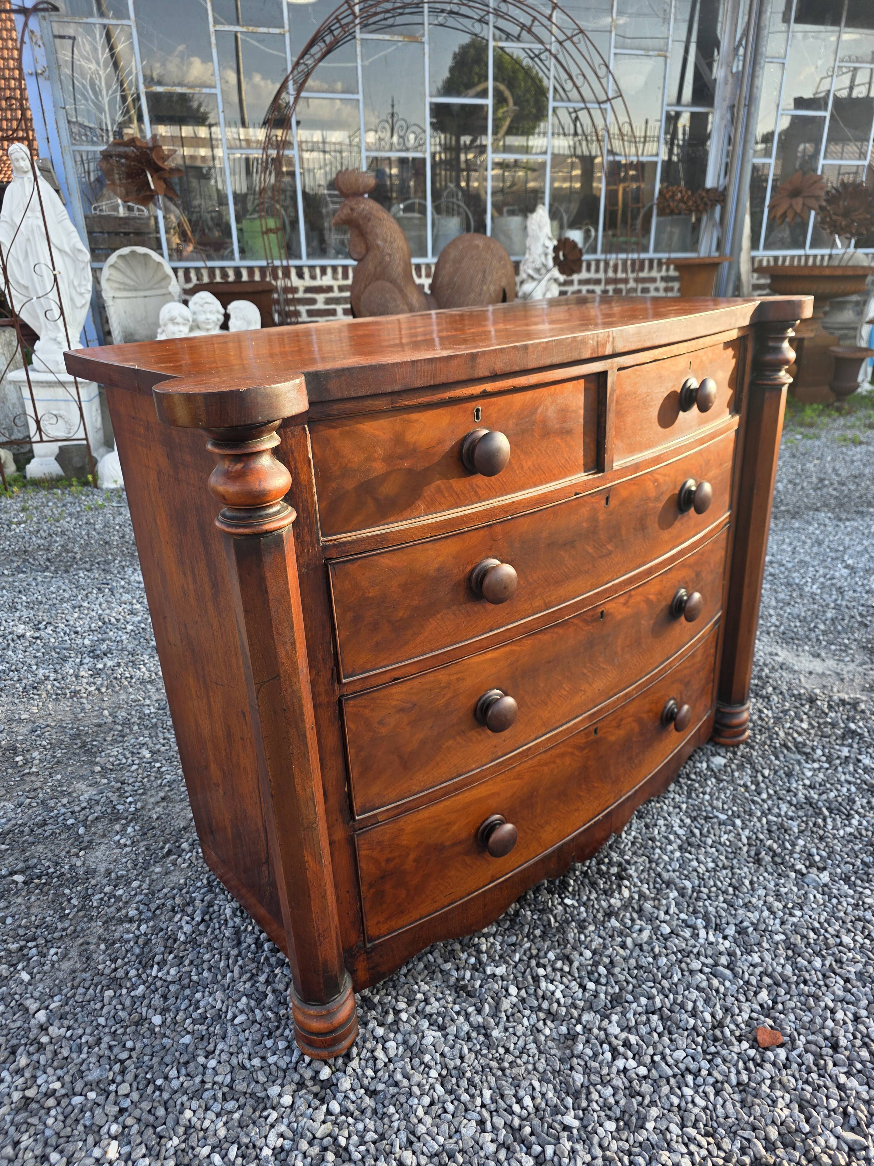 Commode galbée ancienne en acajou de style anglais